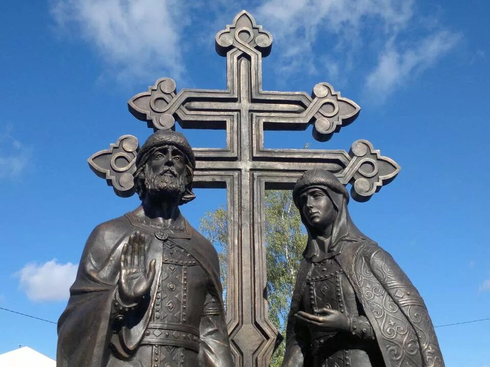 Новгород верность. Памятник Петру и Февронии в Великом Новгороде. Памятник святым Петру и Февронии в Великом Новгороде.