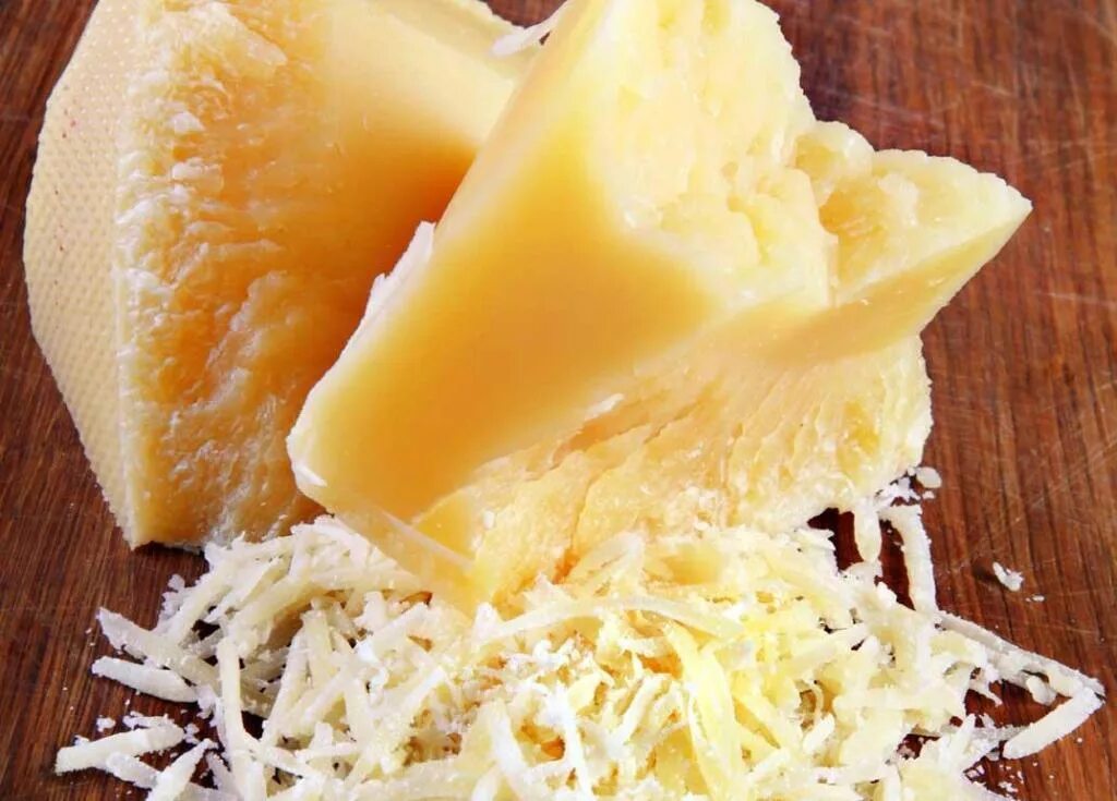 Сыр пармезан. Пармезанский сыр. Чипсы из сыра. Чипсы сыр пармезан.