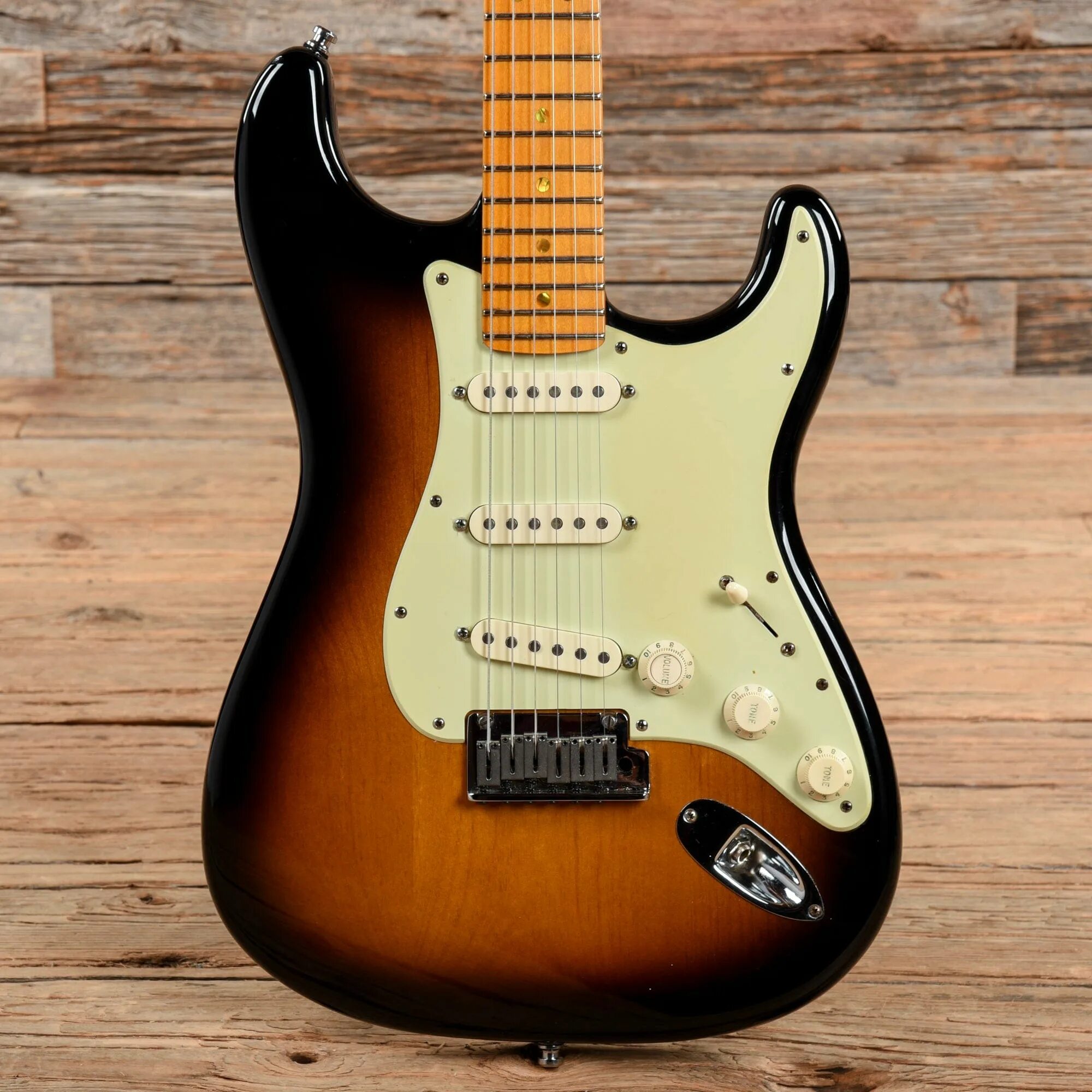 Guitar stratocaster. Фендер стратокастер. Стратокастер гитара Fender. Фендер стратокастер санберст. Гитара Фендер стратокастер электрогитара.