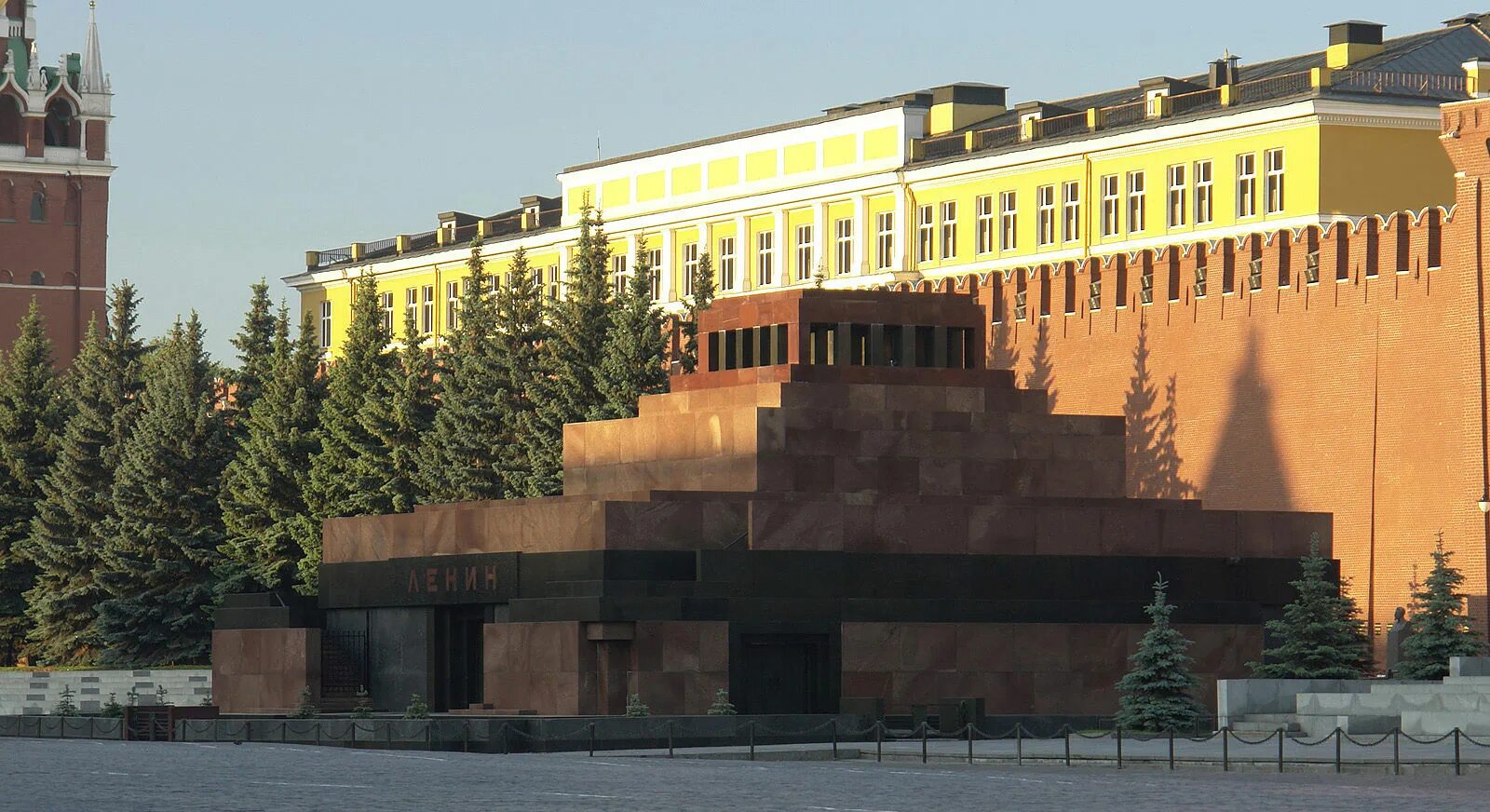 Мавзолей фото. Ленин Владимир Ильич в мавзолее. Владимир Ленин в мавзолее. Гранитный мавзолей Ленина.