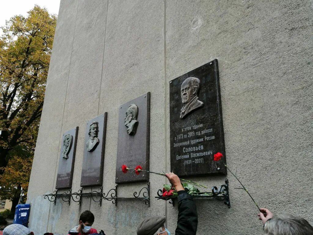 Установили памятную доску