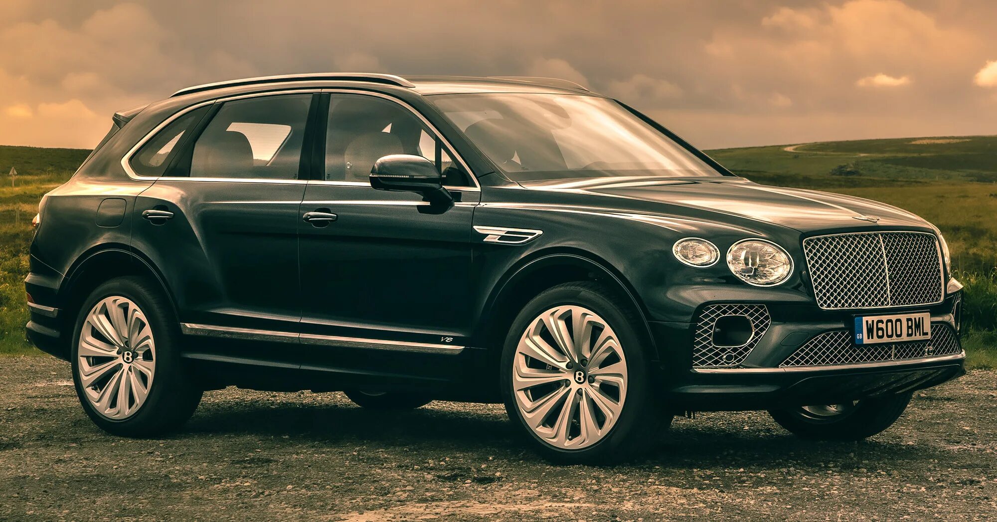 Ria bentley. Внедорожник Bentley Bentayga. Bentley Bentayga 2022. Bentley Bentayga 2022 зеленый. Бентли Бентайга 2021.