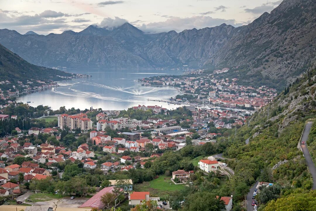 Окрестность 5 букв. Dobrota kotor. Черногория котор набережная. Доброта Черногория. Доброта город в Черногории.