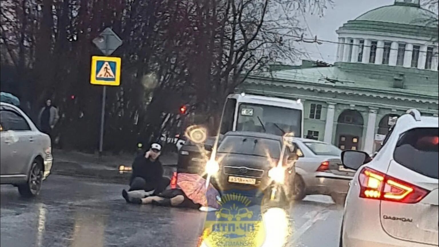 Девушка сбившая пешеходов. Сбил на зебре. Автомобиль сбил девушку. Мурманская обл город Апатиты наезд на девушку на пешеходном переходе.