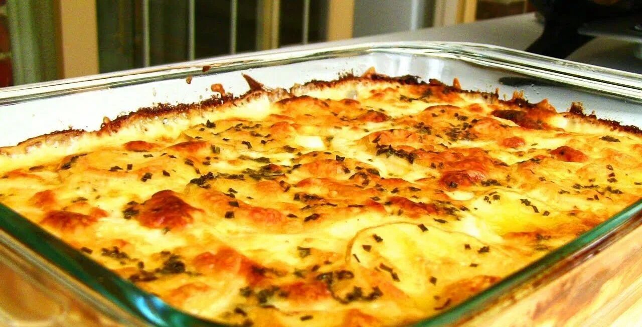 Мясо по французски. Мясо по-французски с картошкой. Картофель по французски запеченный в духовке. Рецепт классической картошки по французски. La bonnotte картофель.