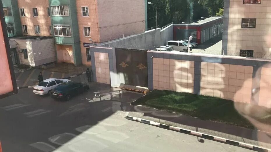 Бабка взорвала полицейский участок. Атака на воронеж 16 января. Нападение на отдел полиции в лисках. Шимпанзе напал на женщину. Драка женщин на дороге.