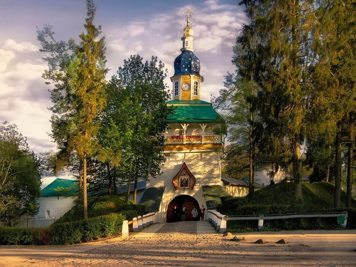 Свято-Успенский Псково-Печерский монастырь. Печоры Псково Печерский монастырь. Свято Печорский Успенский монастырь. Псков монастырь Печоры. Псково печерский монастырь печоры псковская область