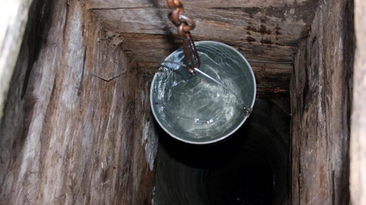 Колодец для воды. Вода из колодца. Ведро для колодца. Вода из колоды. Ушла вода из колодца