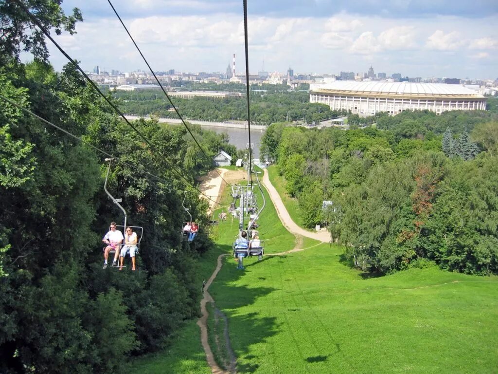 Горы экскурсия москва. Воробьёвы горы Москва парк. Парк Воробьевы горы смотровая площадка. Теплостанская возвышенность и Воробьевы горы. Лесопарк Воробьевы горы.