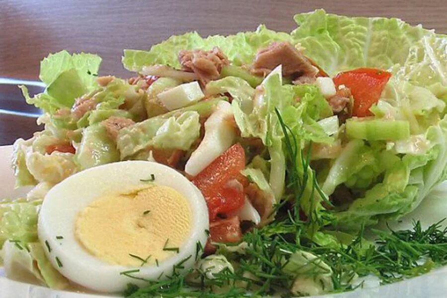 Салат с тунцом и капустой. Пекинская капуста с тунцом. салат из тунца и пекинской капусты. салат тунец яйцо огурец пекинская капуста. тунец пекинская капуста огурец.