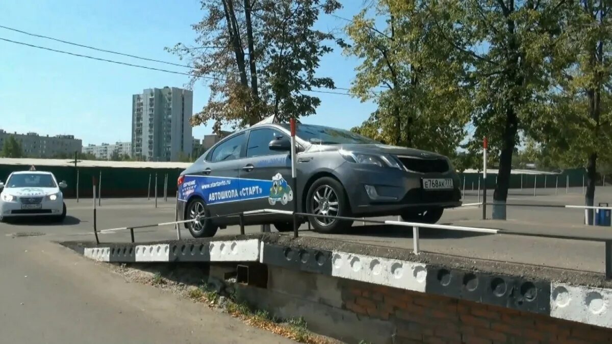 Площадка автошколы. Учебная эстакада. Учебная эстакада. Эстакады для автомобилей. Эстакада на площадке в автошколе.