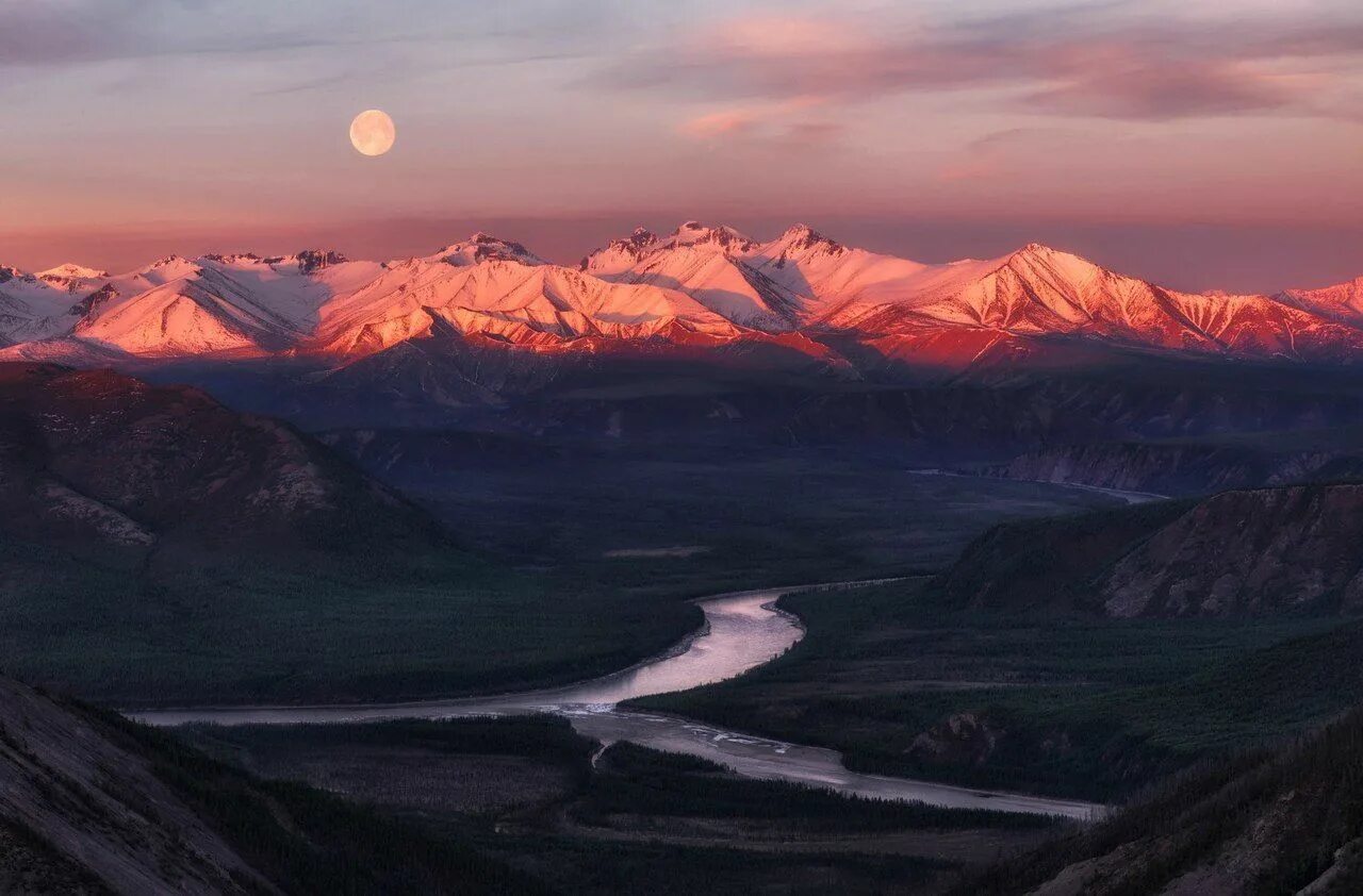 Верхоянский хребет рельеф. Хребет северо-восточной сибири – верхоянский хребет. Горы хребет черского. Хребты восточной сибири. Рельеф восточной и северо восточной сибири.