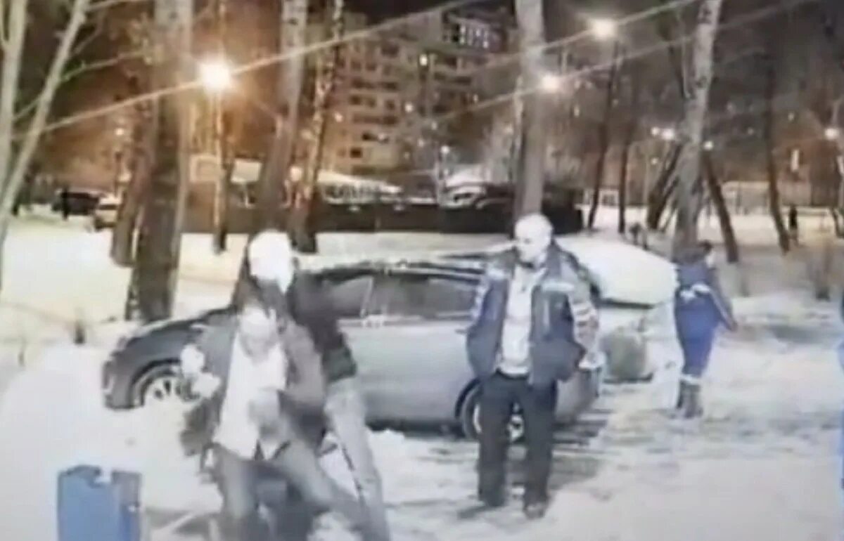 В москве мужчина напал. Полицейские у посольств в москве. Нападении на мужчину в новой москве. Задержали четверых подозреваемых. В москве мужчина напал.