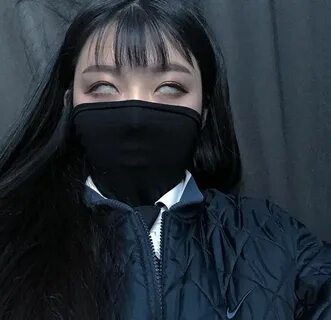 Азиатка в маске