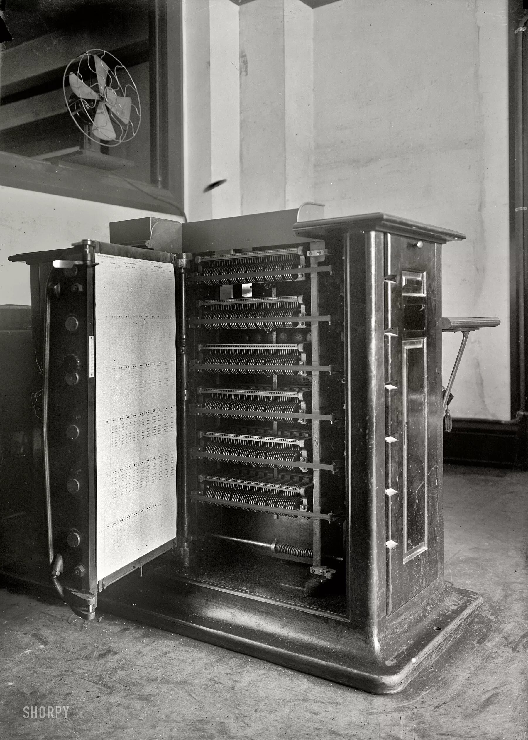 Старый компьютер. Первый ПК. Компьютер 20 века. Старинный компьютер.