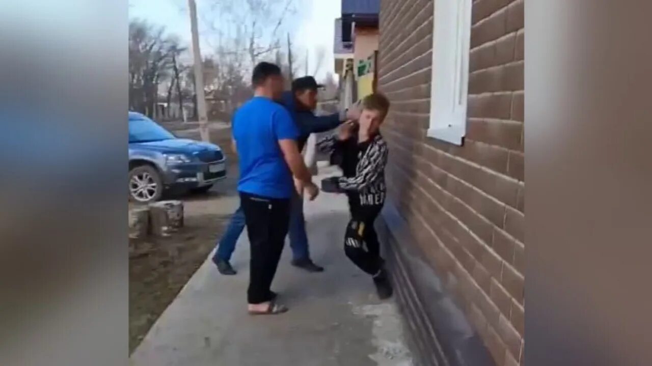 Надругательство над детьми. Видео удара ребенка. Видео удара ребенка. Мужчина ударил ребенка на детской площадке. Ребенок падает.