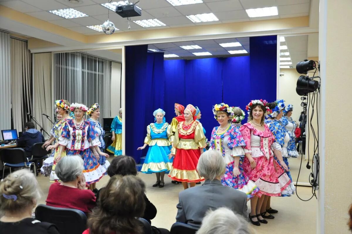 Кдц россия холмск. Культурно-досуговый центр Калининского района СПБ. КДЦ Россия. КДЦ Калининского района. КДЦ Россия зима.