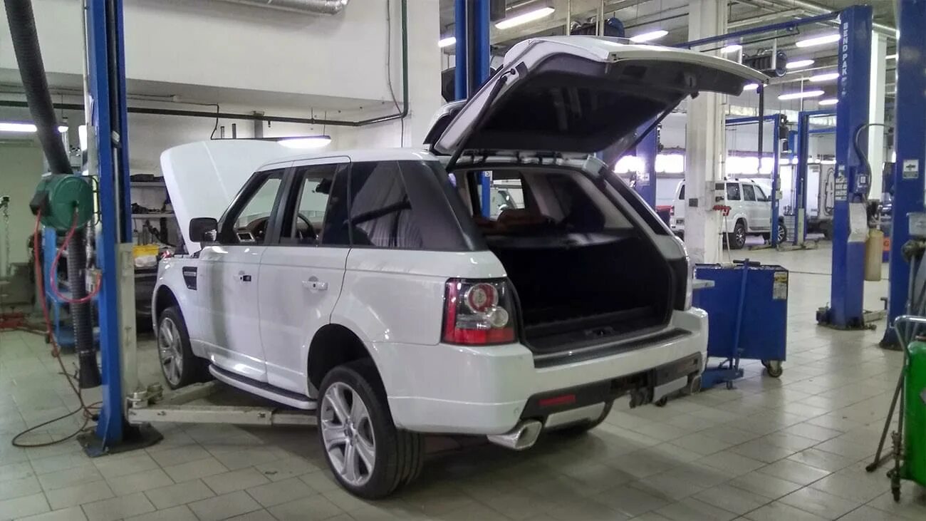 Автосервис land rover. Автосервис Рендж Ровер. Рендж Ровер в сервисе. LR RR Sport в сервисе. LR RR Sport на подъемнике.