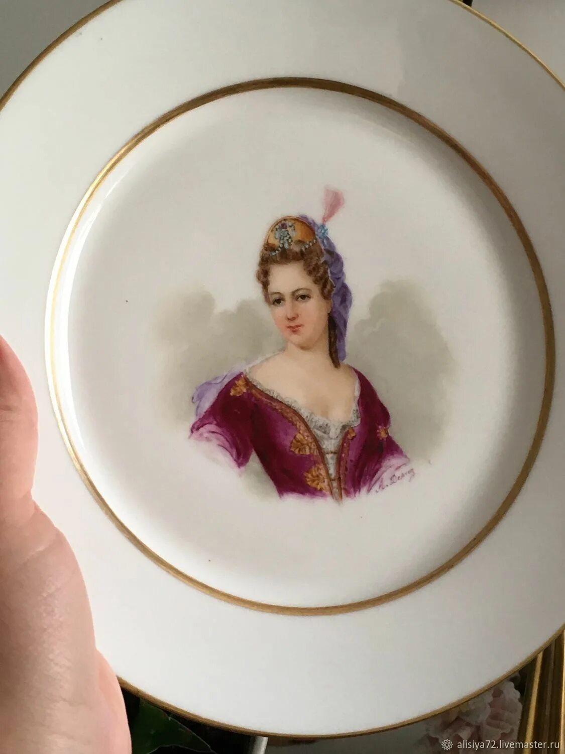 Фарфоровая тарелка с портретом. Портрет на тарелке. Антикварная посуда дама. Тарелка Кузнецова с портретом. Портрет тарелка