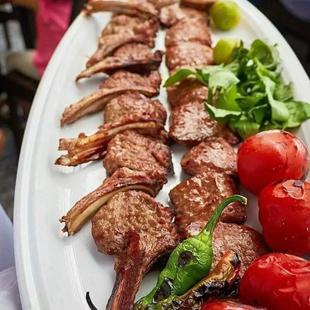 Шашлычный ресторан. Кафе шашлык машлык кисловодск. Садж мангал хауз. Шашлык в кафе. Шашлычная 1 тюмень улица дружбы.