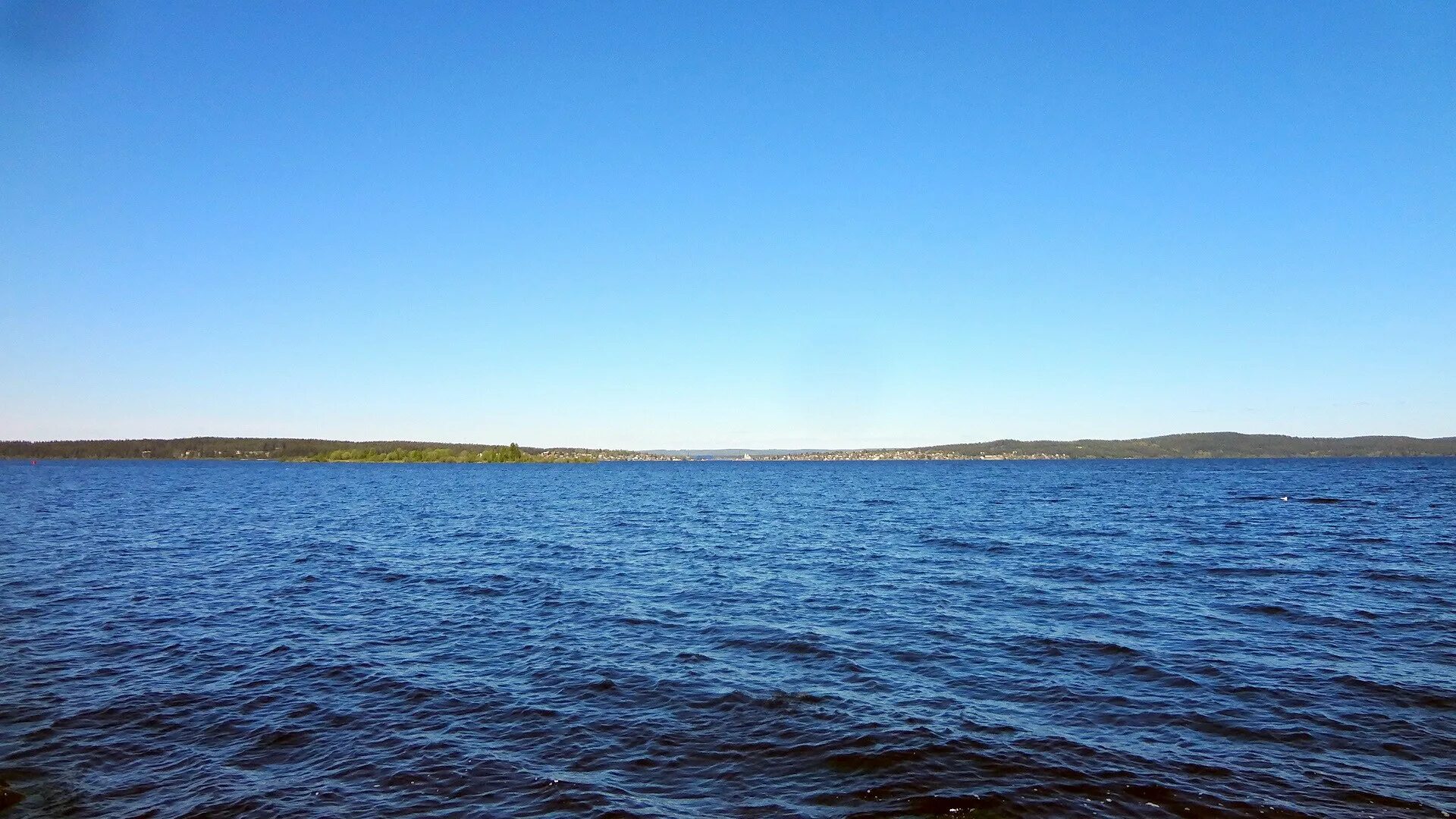 Самое солёное озеро в россии. Мелкое озеро. Соленое озеро эльтон. Самое маленькое озеро в россии. Сарасота озеро площадь.