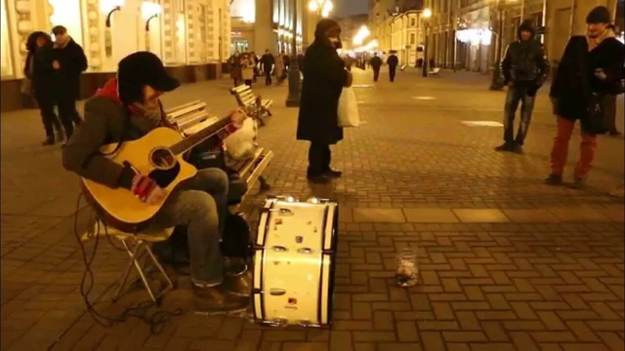 В нашем доме поселился слушать. Музыкант Фрикинг аут на Арбате. Музыканты на Арбате. Уличный певец Фрикинг.