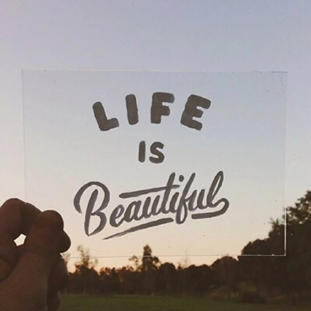 The english do life. Life is beautiful надпись. Beautiful Life надпись. Картинки с надписью Life. Life на английском.