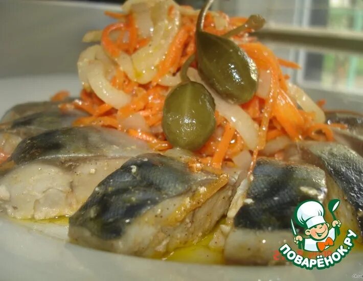 Как замариновать скумбрию с луком. Соленая скумбрия с морковью. маринованная скумбрия с луком и морковью. солёная скумбрия с луком и морковью. скумбрия в маринаде с луком и уксусом.