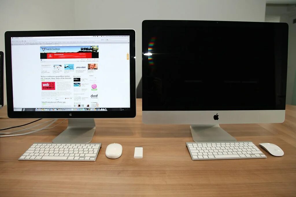 Сравнение мониторов 24 дюйма. Аймак 27 inch. Монитор 27 vs IMAC 24. 24 Vs 27 inch Monitor. 24 Inch vs 27 inch Monitor.