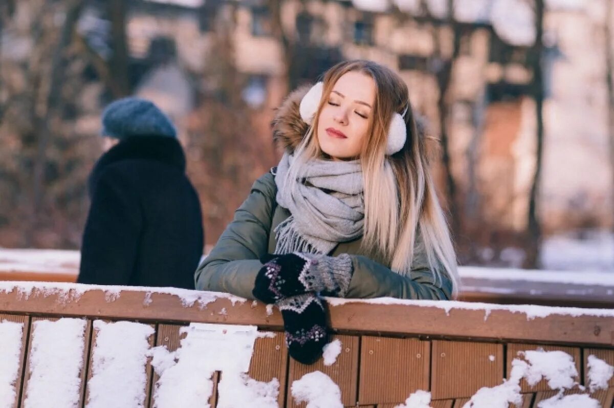 Скачать обои зима, взгляд, снег, деревья, поза, улыбка, шапка, Девушка, раздел д