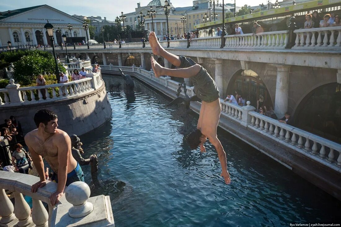 Куда сходить погулять в марте. Жара в Москве. Лето жара. Купание в фонтане. Купаться в Москве.