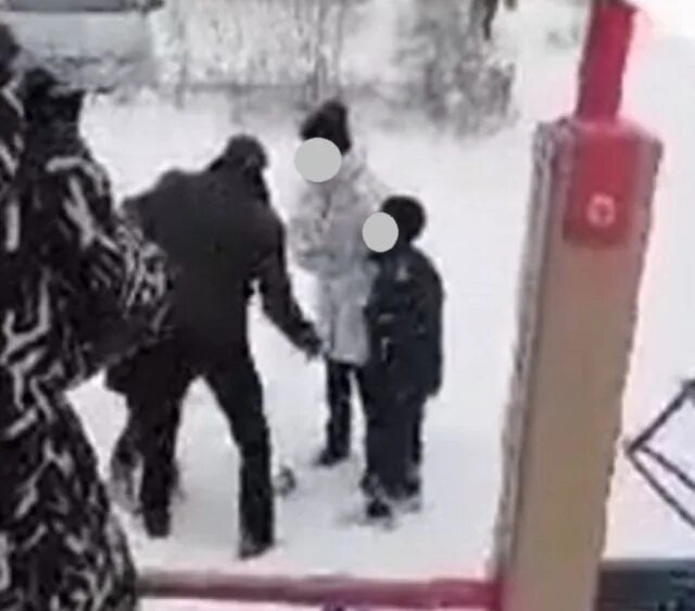 Девочки смеются в школе. Мальчик ударил девочку в школе действия родителей. Мальчик ударил девочку в школе действия родителей. Воспитательница избила ребенка. Что делать если мальчик стукнул девочку.