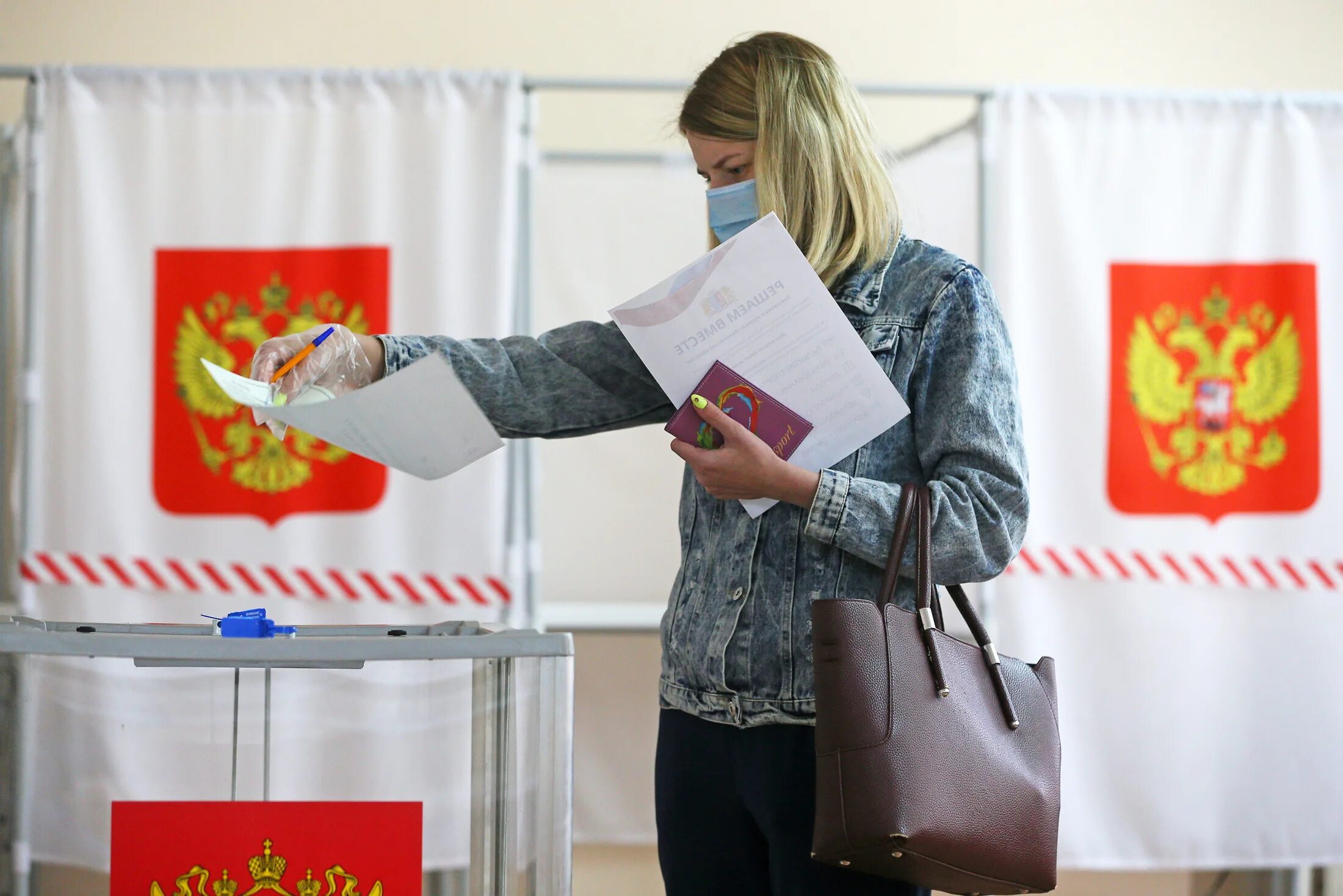 Глава проголосовал на выборах. Выборы. люди голосуют. люди голосуют на выборах. голосует на выборах.