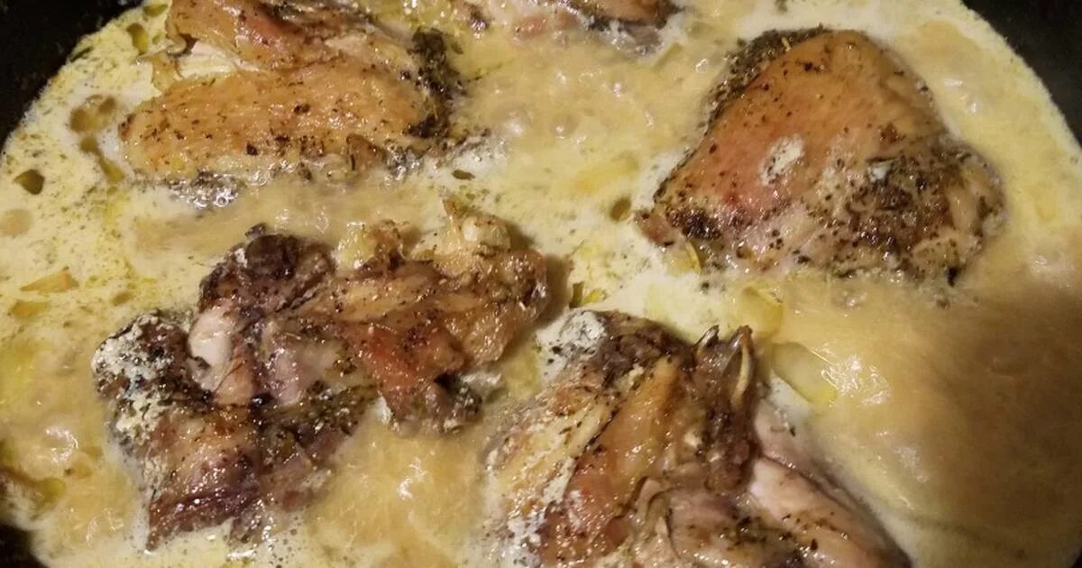 Куриные бедрышки на овощах. Куриные бедрышки в сметане. Бедро куриное на сковороде в сметанном. Курица с овощами. Куриные бедра в сливочном соусе.