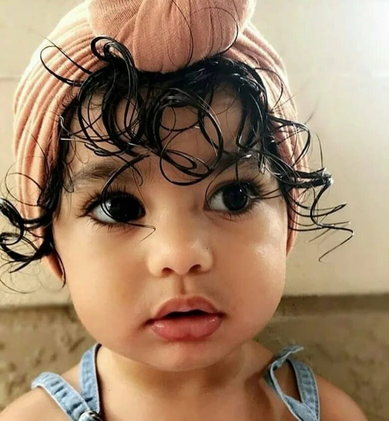 Девочка с большими глазами. Красивые дети с большими глазами. Брови армянок. Девочка с длинными ресницами. Оксана шикалюк.