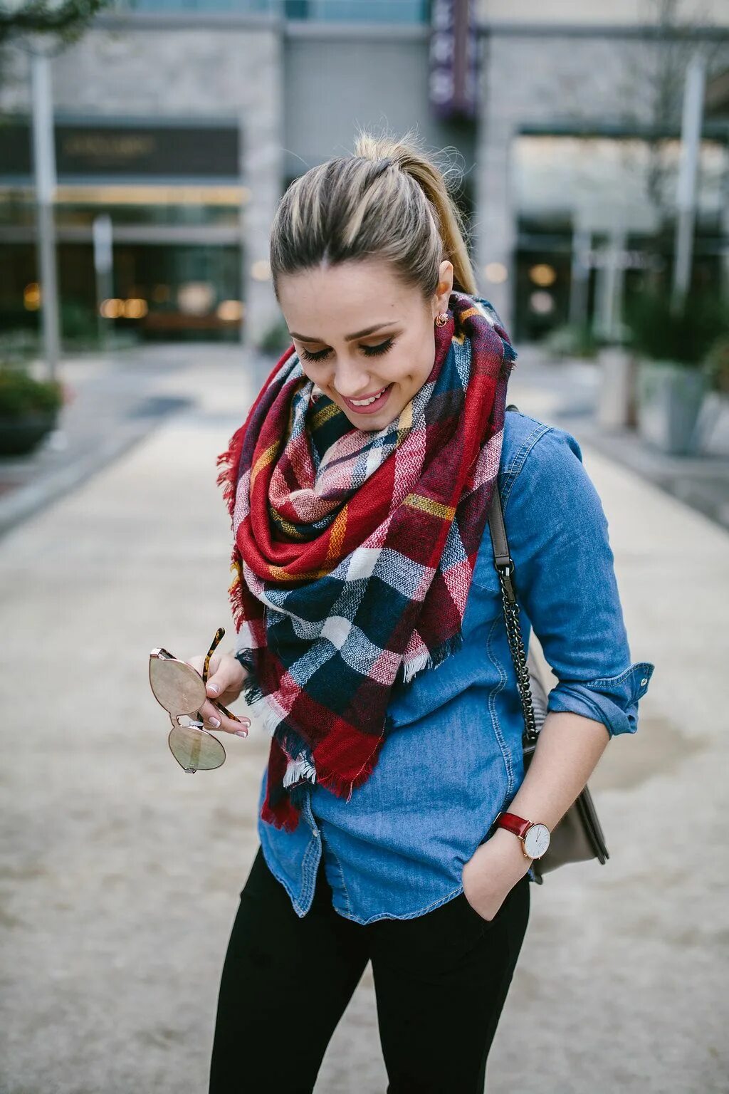 Объемный шарф с пальто. Шарф на осень. Красиво завязанный шарф. Красивые шарфы женские. Интересные женская шарфы.