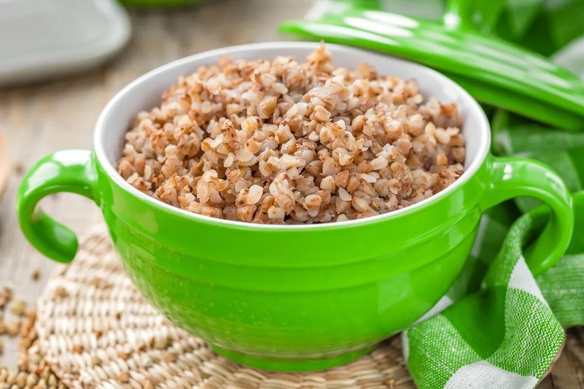 100 г гречки. Гречка в тарелке. Каша. Гречневая каша крепит. Гречка каша.