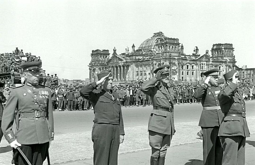 Парады второй мировой войны. Парад в Берлине 1945. Парад союзнических войск в Берлине 1945 года. Парад Победы в Берлине 7 сентября 1945 года. 1945 Год - в Берлине состоялся парад Победы союзных войск.