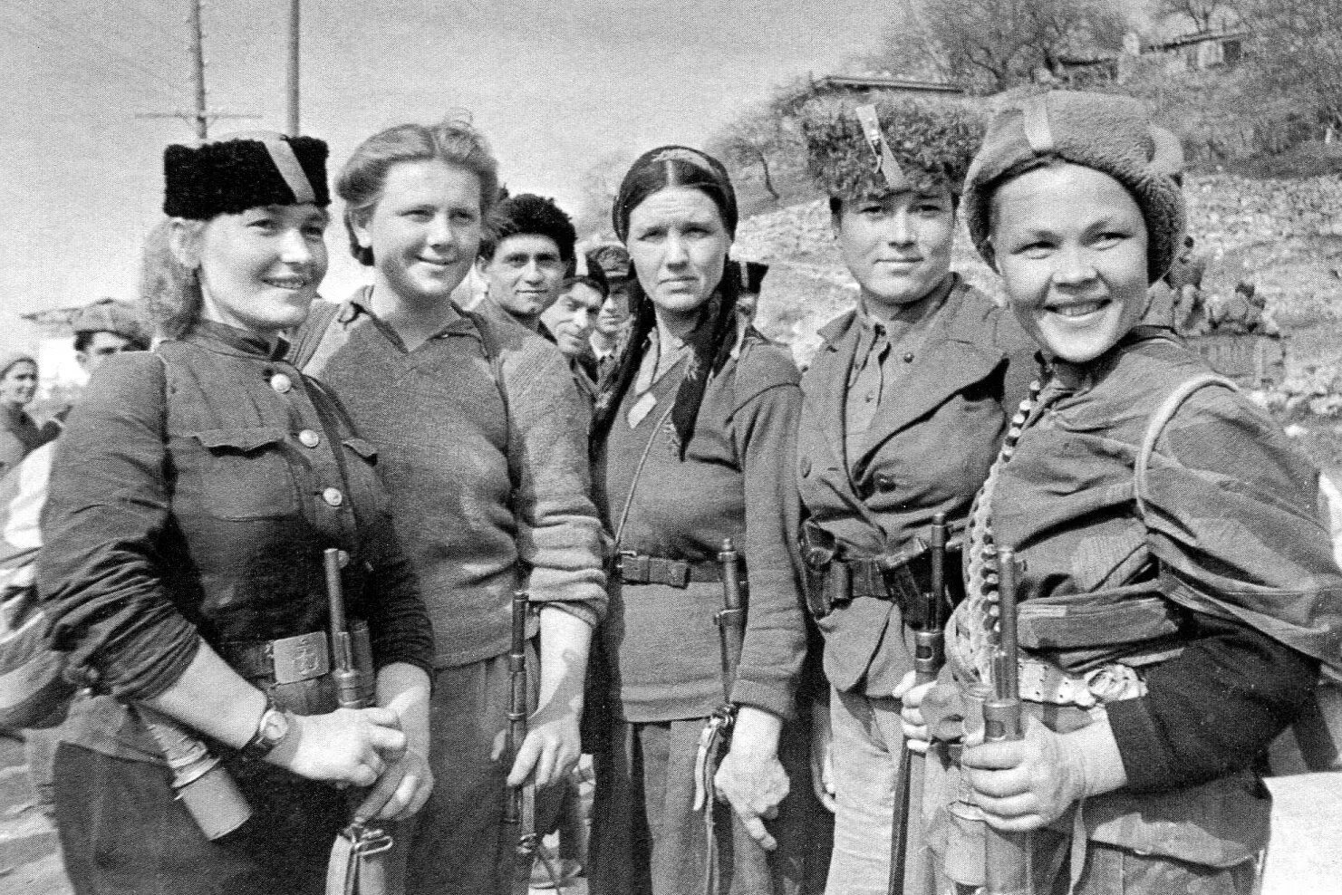 Вторая женщина. Женщины на войне 1941-1945. Великая Отечественная война 1941-1945 женщины на войне. Девушки во время войны 1941-1945. Женщины-солдаты 1941.