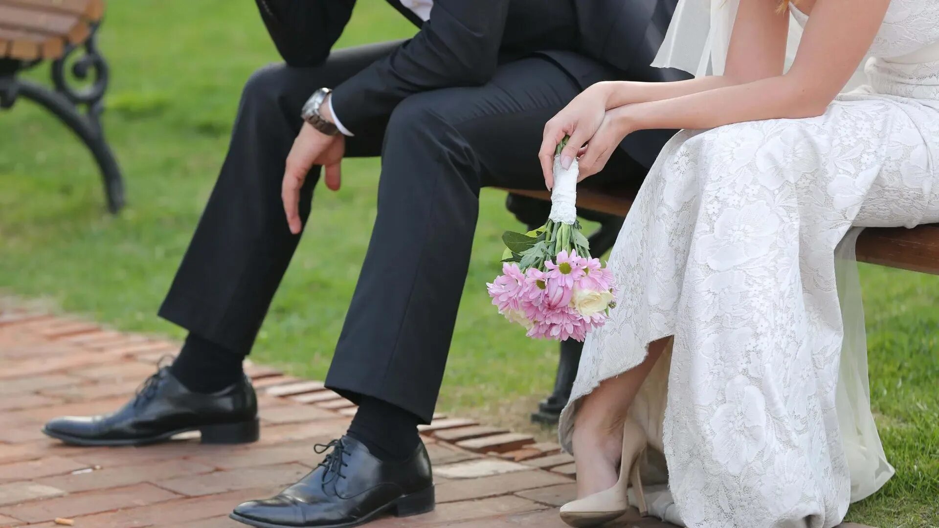 Свадьба памелы андерсон и старика. Жених и невеста. Жених и невеста со спины. Встреча влюблённых. Мужчина и женщина свадьба.