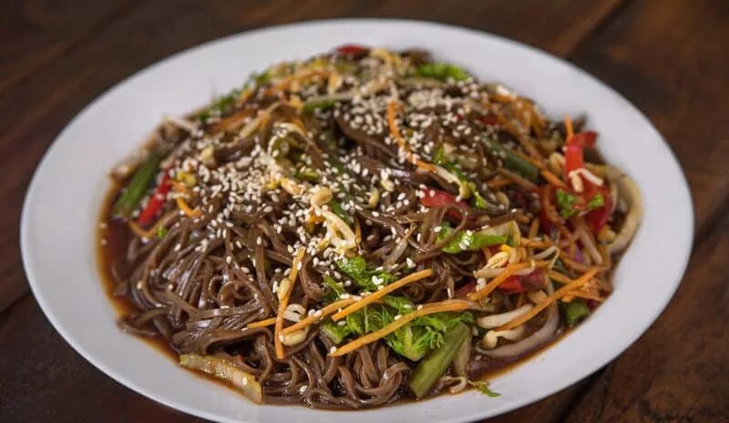 Гречневая лапша в сливочном соусе. Индейка терияки с лапшой. Гречневая лапша. Рецепты с гречневой лапшой с соусом. Гречневая лапша с курицей.