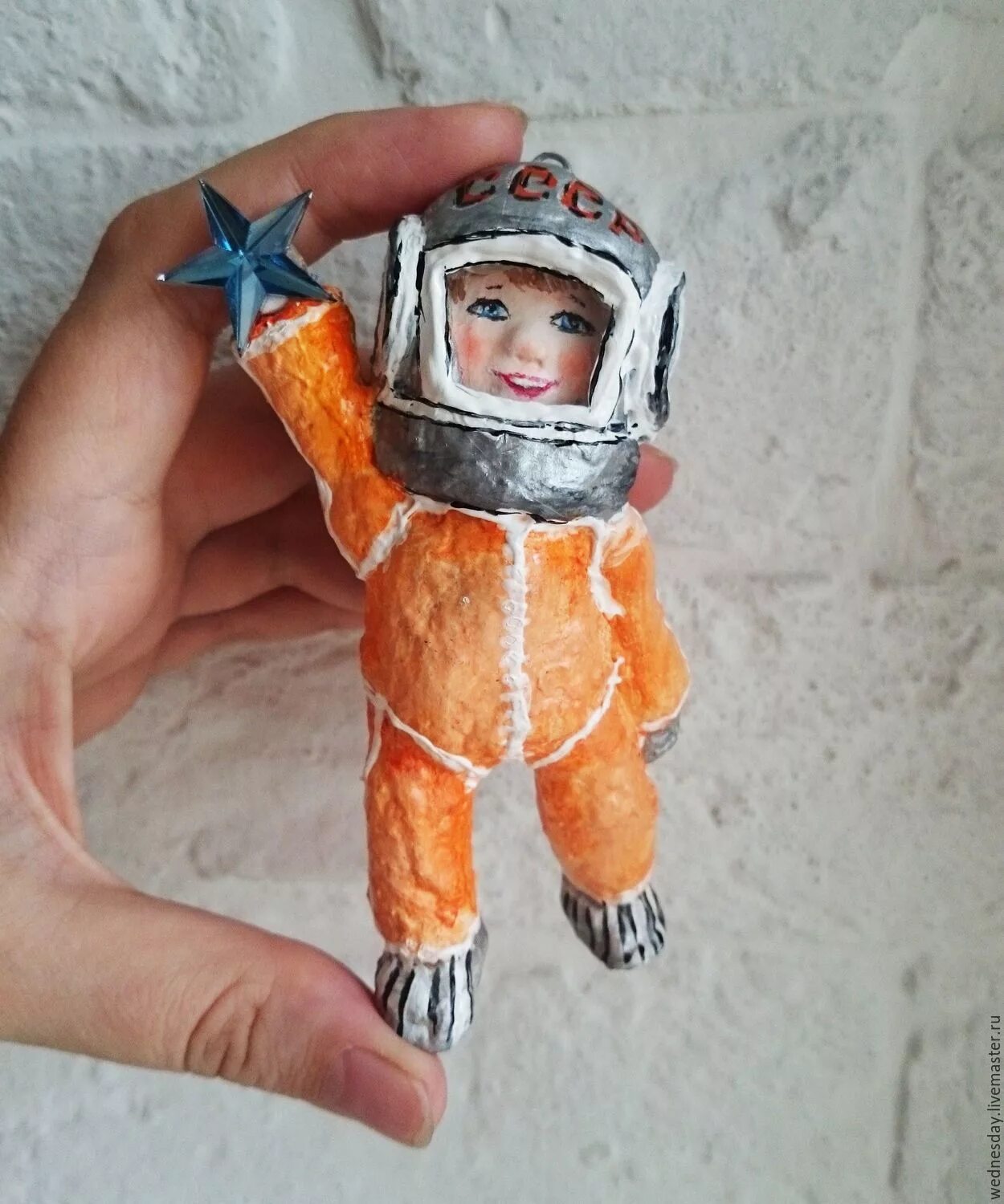 Поделка космонавт. Космонавт из папье маше. Игрушка космонавт. Поделка ко Дню космонавтики.
