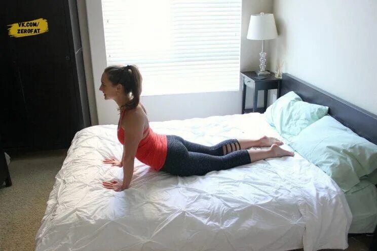 Йога для ленивых в постели. Yoga in bed. Йога в кровати. Йога утром в постели. Йога в кровати утром.