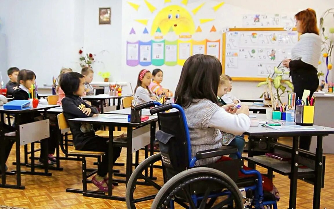 Образование инвалидов. Дети инвалиды в школе. Инклюзивное образование в школе. Инклюзивные дети в школе.