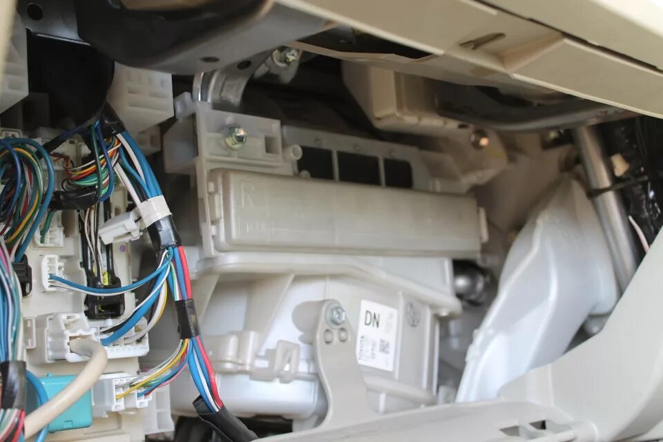 Замена салонного фильтра - Toyota Corolla Axio (E140), 1,5 л, 2007 года расходни
