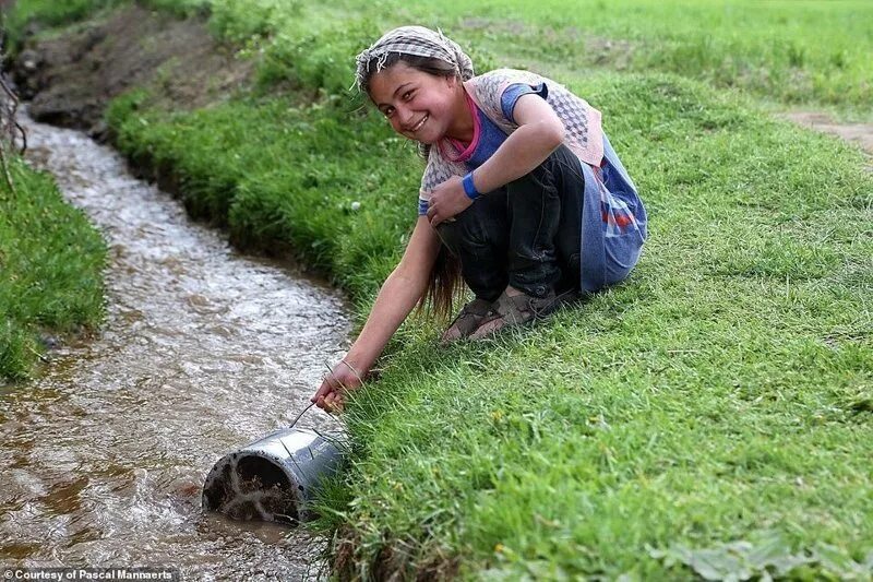 Родника девушка. Человек пьет воду из ручья. Черпает воду из реки. Человек пьет воду из реки. Черпать воду.