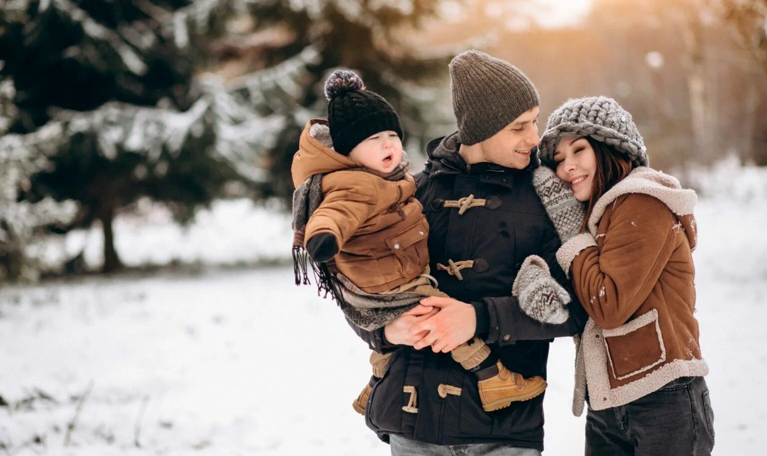 Зимой дети любят. Семья зимой. Счастливая семья зима. Дети зимой. Зимние прогулки с детьми.
