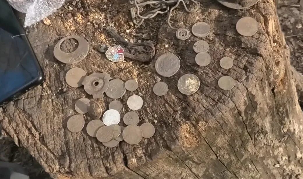 находка деньки на мусорке. в лесу найдены деньги. тайник в лесу. выбрасывает деньги. в лесу найдены деньги.