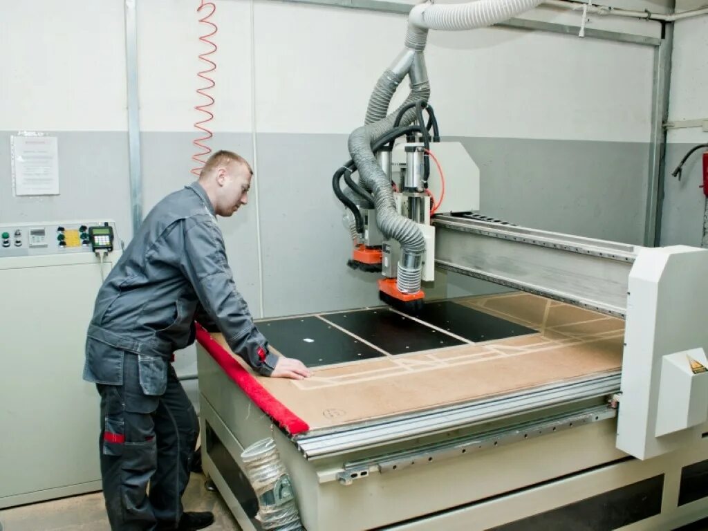 Завод станка чпу. Оператор фрезеровочного станка с чпу. оператор чпу присадочного станка. мебельный станок с чпу. станок чпу на мебельном производстве.
