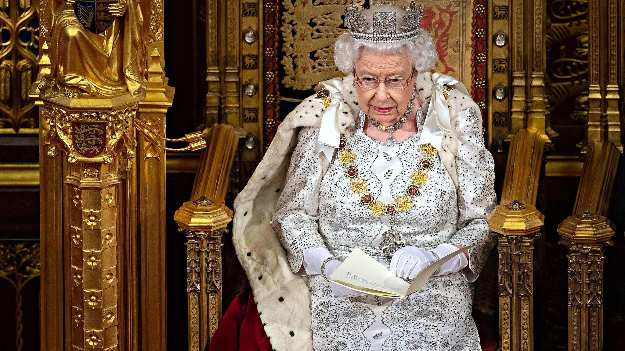 Второй престол. Королева Англии Елизавета 2 на троне. Елизавета 2 Королева Великобритании в парламенте. Букингемский дворец Елизавета 2. Королева Елизавета 2 на троне.